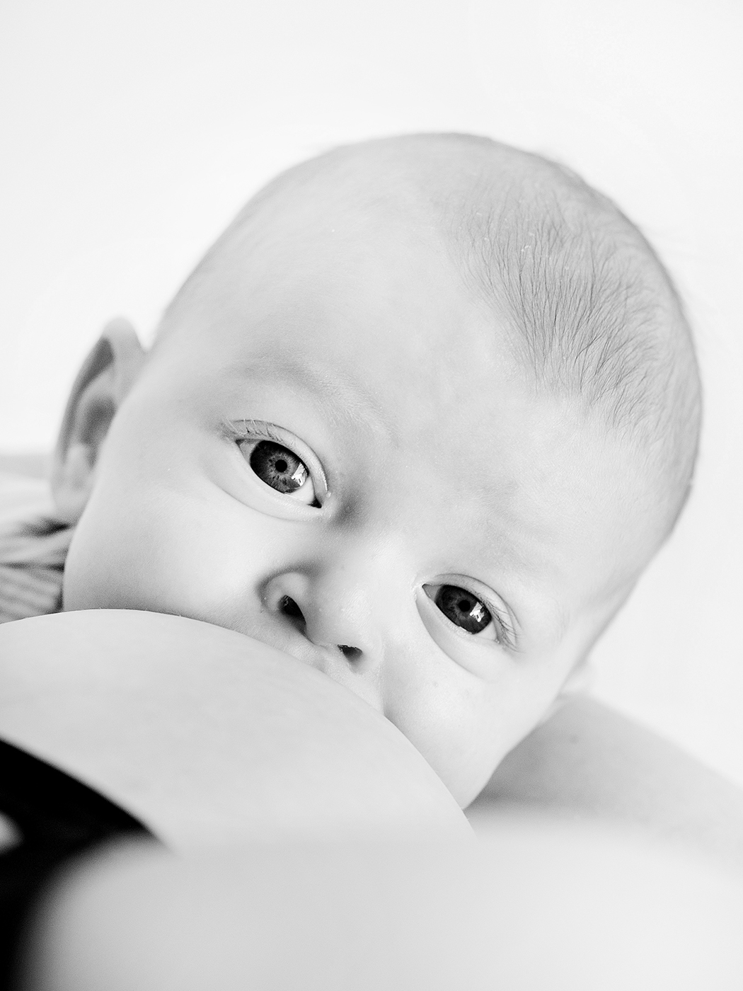 Zwart-witfoto van een baby die borstvoeding krijgt