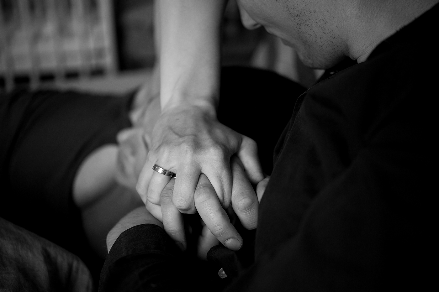 Zwart-witfoto van ouders die elkaars hand vasthouden tijdens de bevalling
