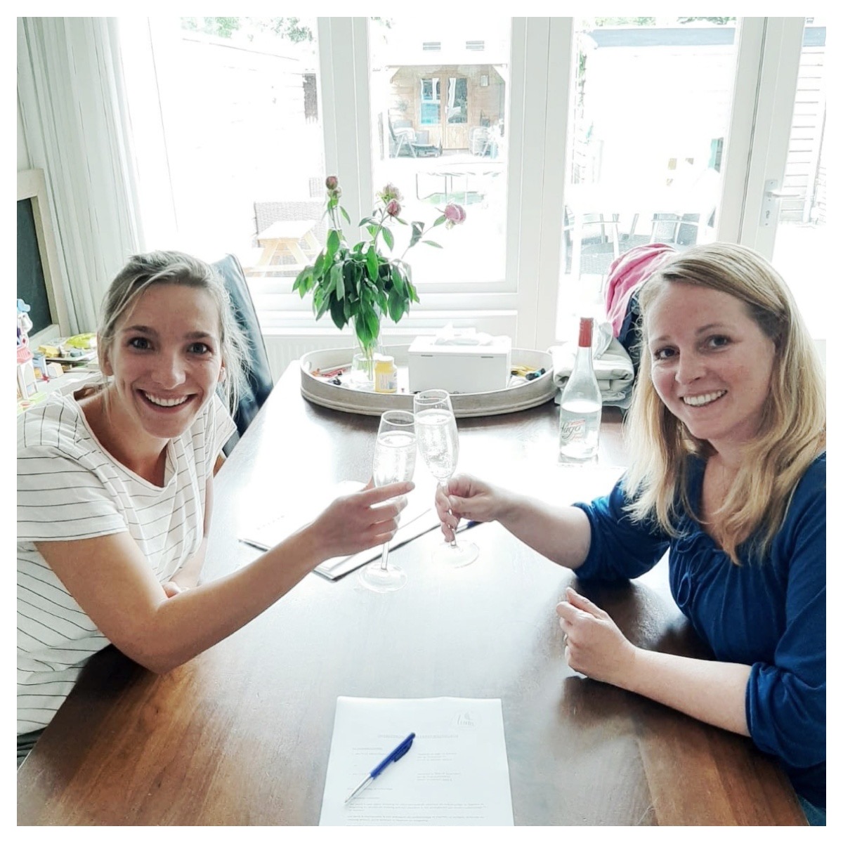 Janneke en Marjon proosten aan tafel op de oprichting van Luna Verloskundigen