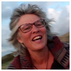 Lachende vrouw met bril buiten in de wind