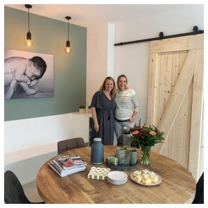 Twee verloskundigen in de nieuwe wachtruimte van Luna met ronde tafel