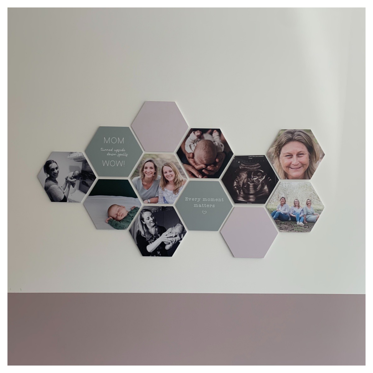 Wand met zeshoekige foto’s en teksten in de praktijk
