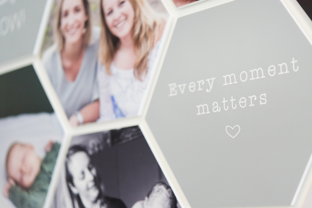 Zeshoekige fotopanelen met de tekst Every moment matters