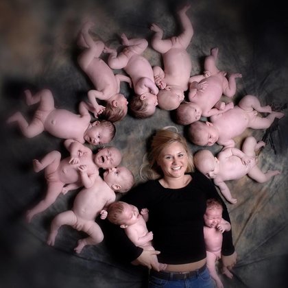 Docent van Hypnobirthing Randstad omringd door pasgeboren baby’s