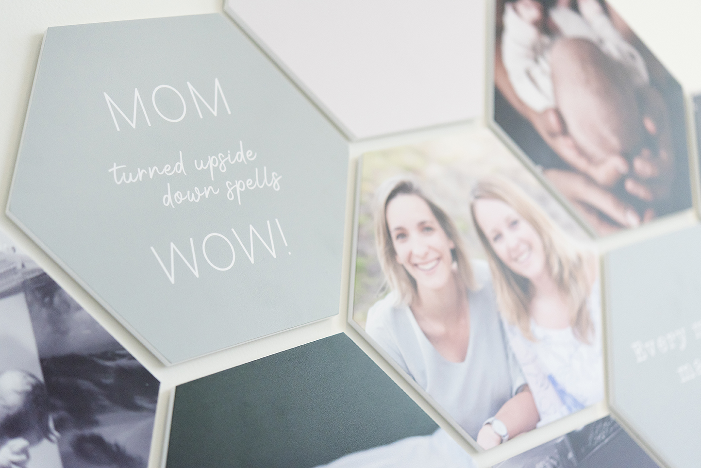 Zeshoekige fotopanelen met de tekst MOM turned upside down spells WOW