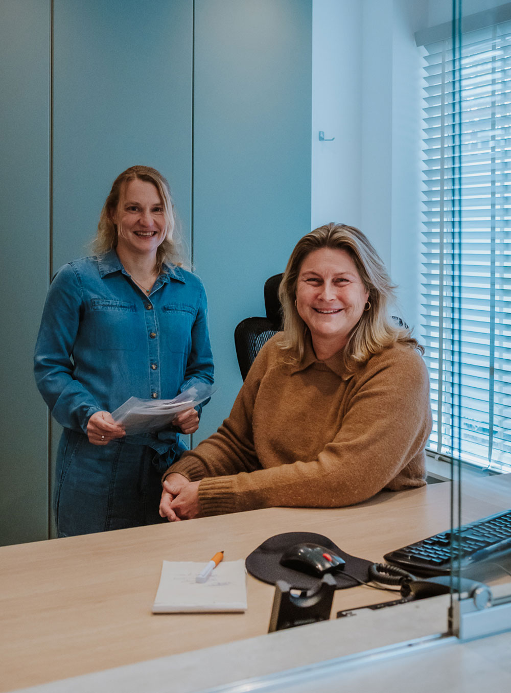 Assistentes Monique Rombaut en Saskia de Vries aan de balie